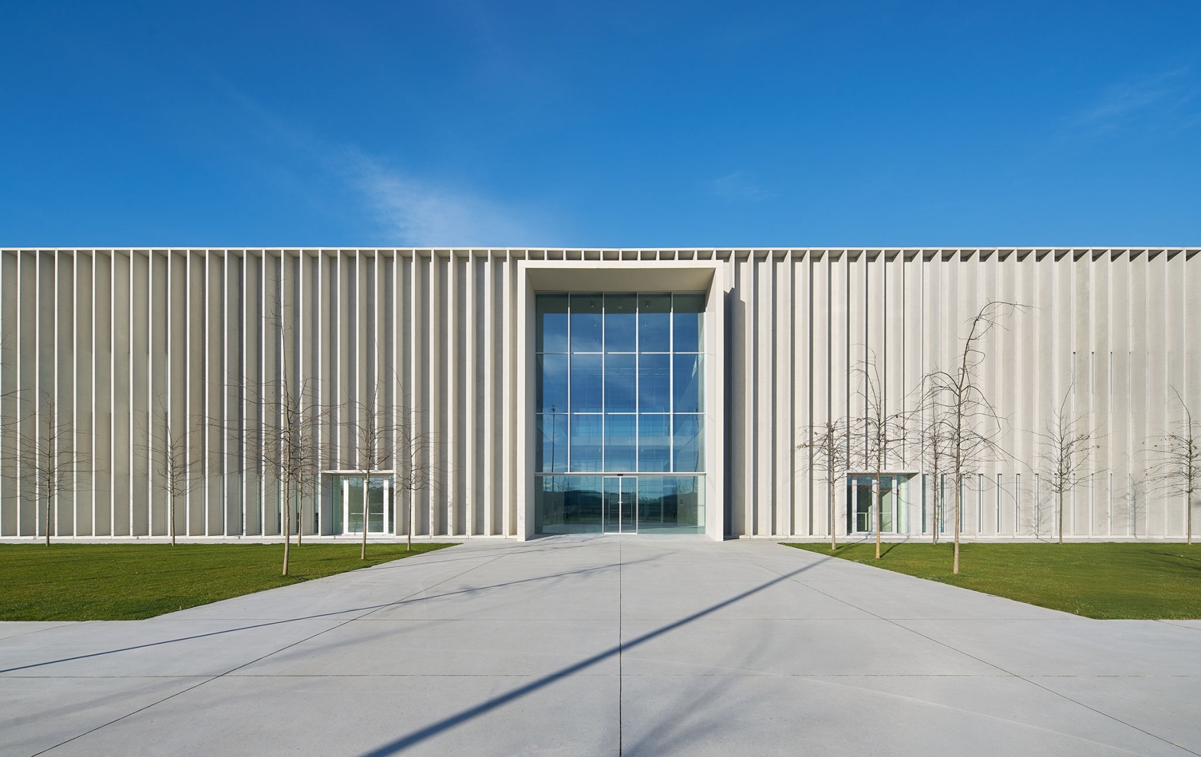 Packaging office building of the new Estrella Galicia brewery. Photograph by Alfonso Quiroga.