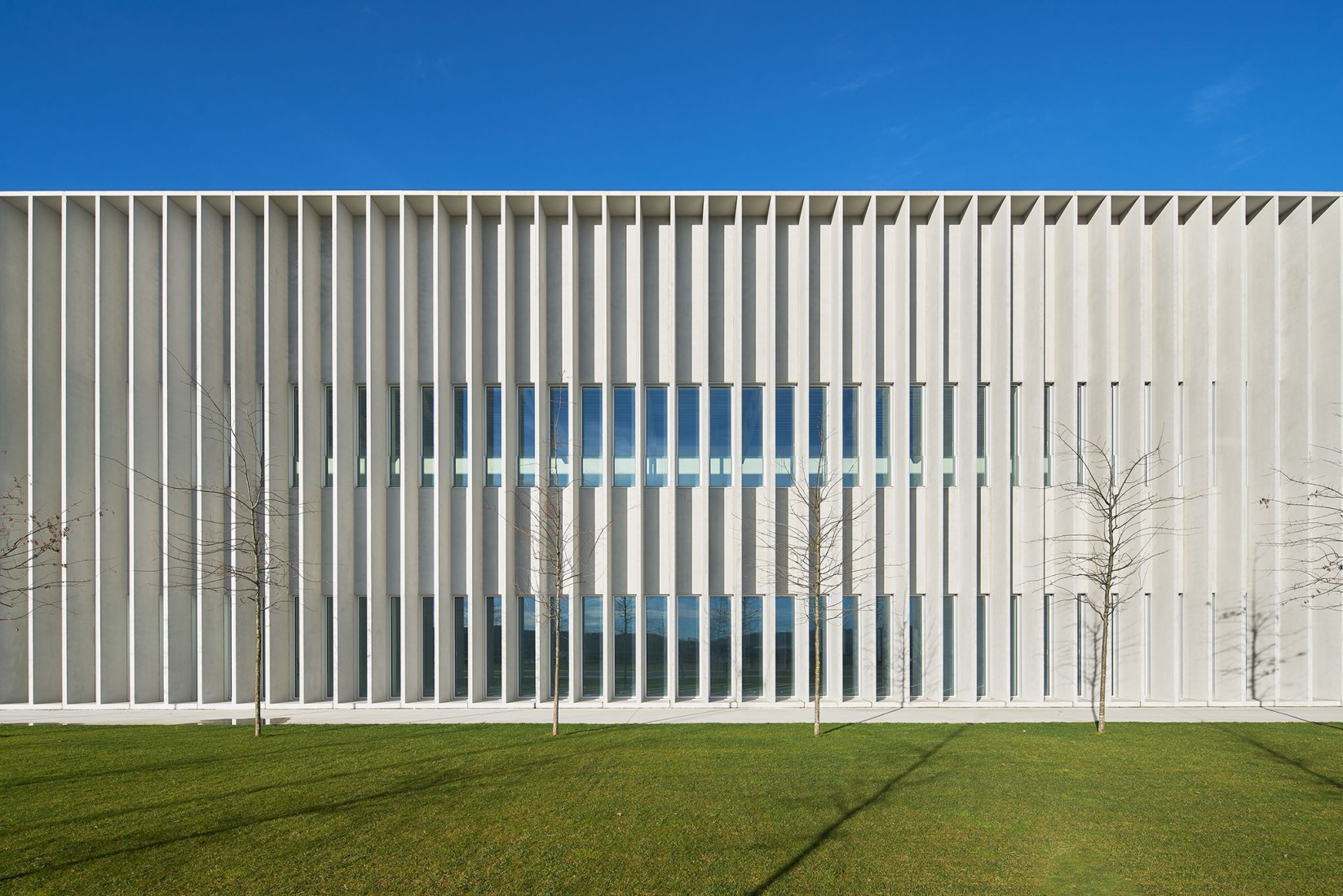 Packaging office building of the new Estrella Galicia brewery. Photograph by Alfonso Quiroga.
