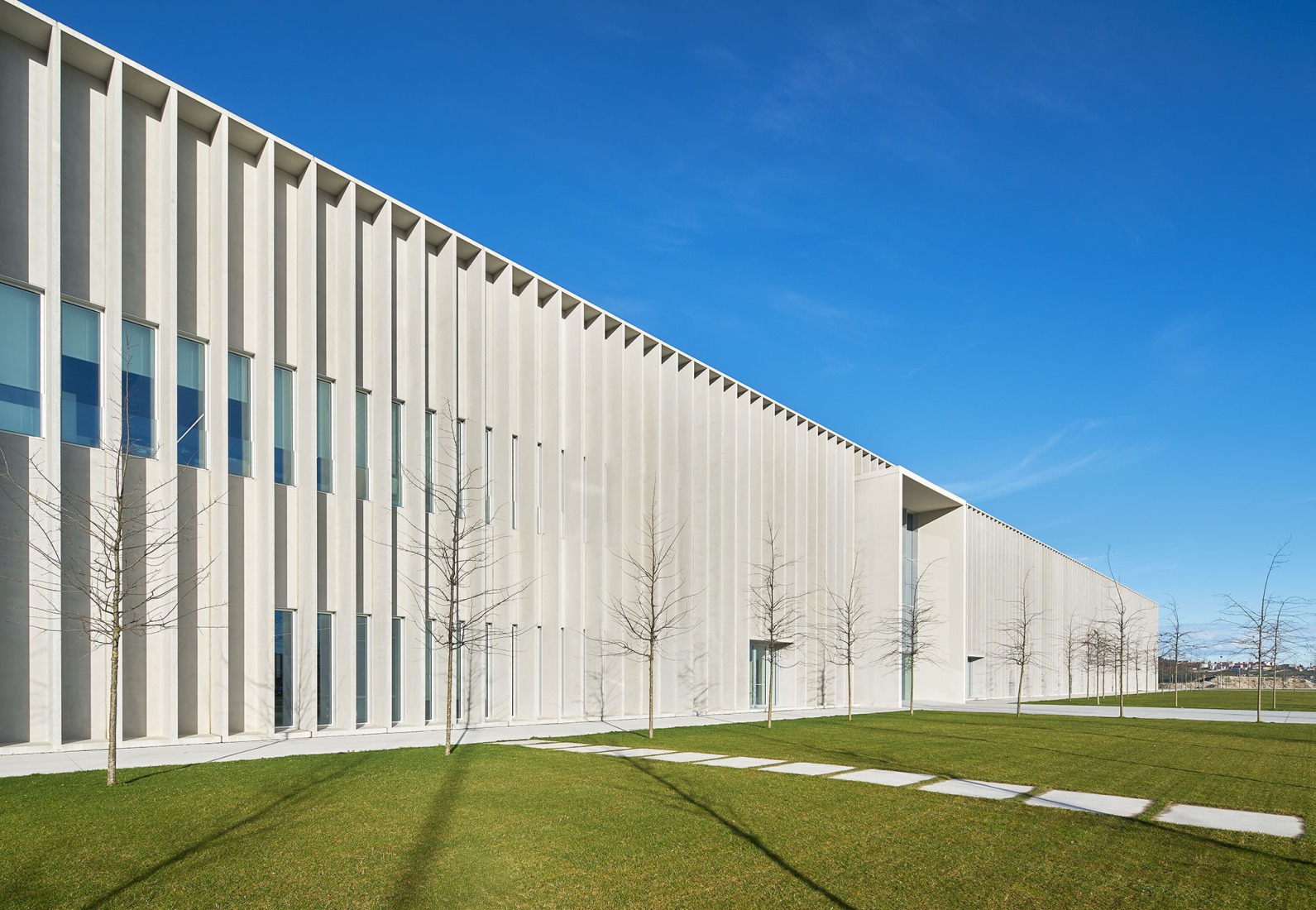 Packaging office building of the new Estrella Galicia brewery. Photograph by Alfonso Quiroga.