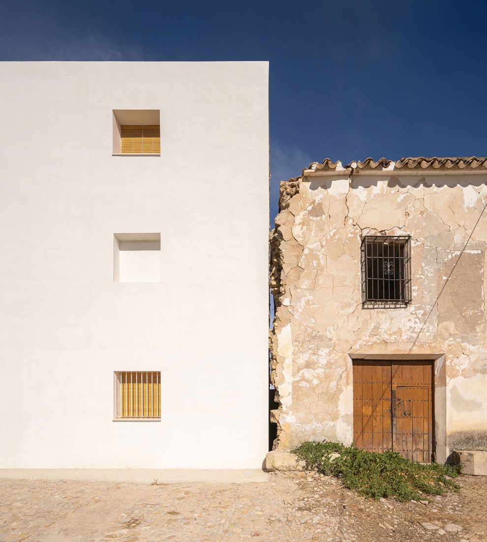 Cortijo El Pardillo by LAH arquitectura. Photograph by Juanan Barros.