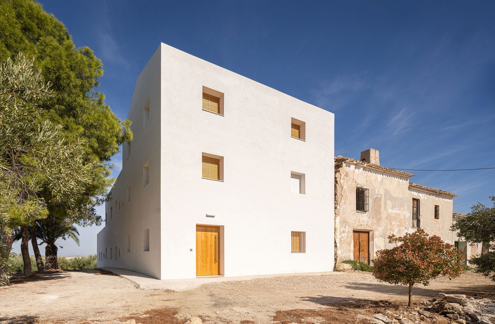 Cortijo El Pardillo by LAH arquitectura. Photograph by Juanan Barros.