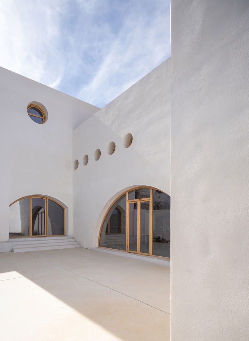 Cortijo El Pardillo by LAH arquitectura. Photograph by Juanan Barros.