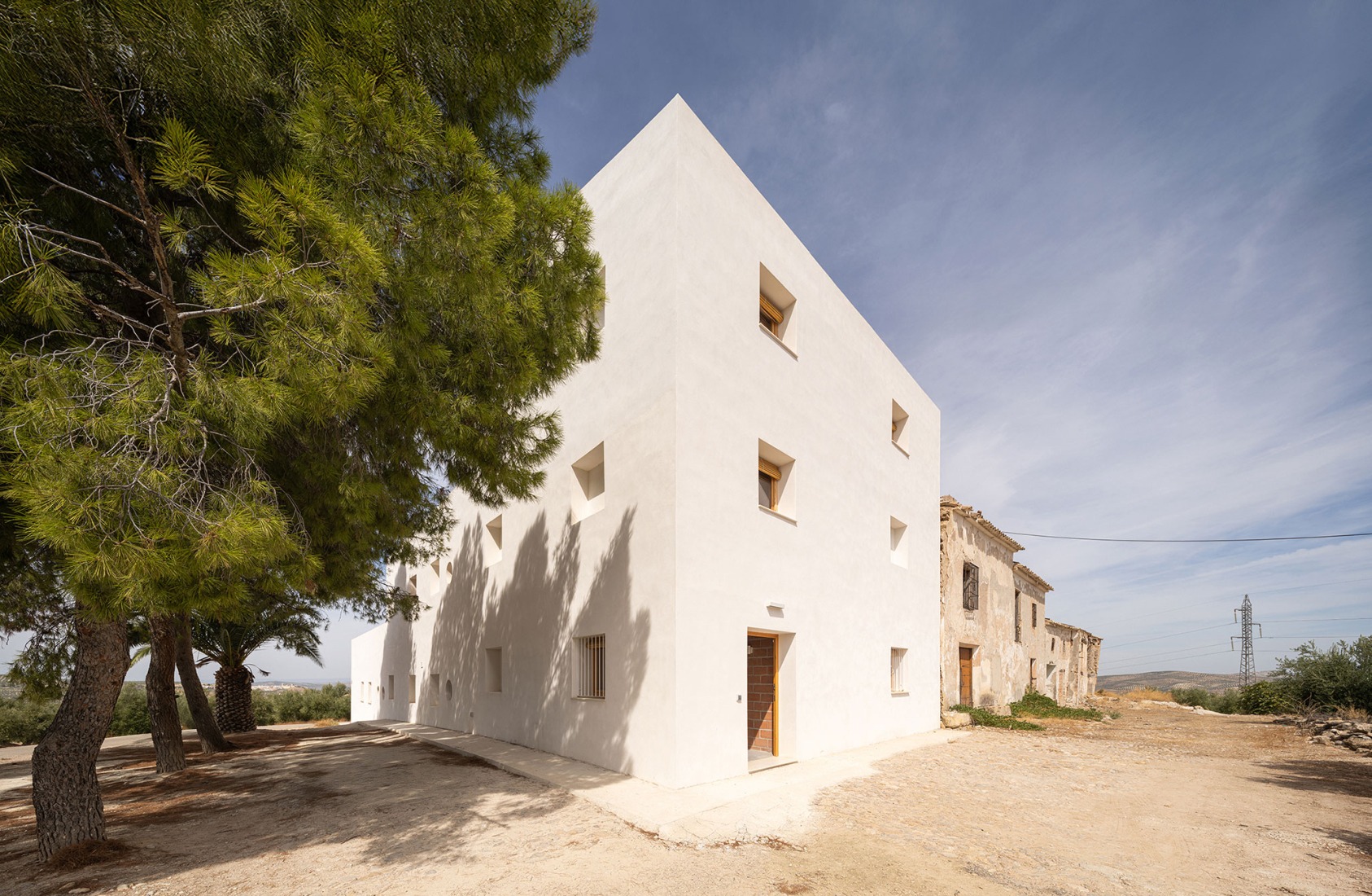 Cortijo El Pardillo by LAH arquitectura. Photograph by Juanan Barros.