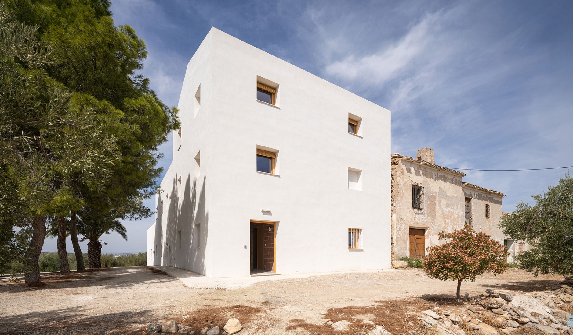 Cortijo El Pardillo by LAH arquitectura. Photograph by Juanan Barros.
