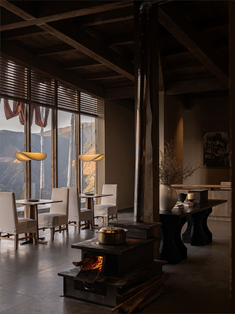 Hotel Songtsm Travel Jiuzhai por Thinking Design. Fotografía por You Pu.