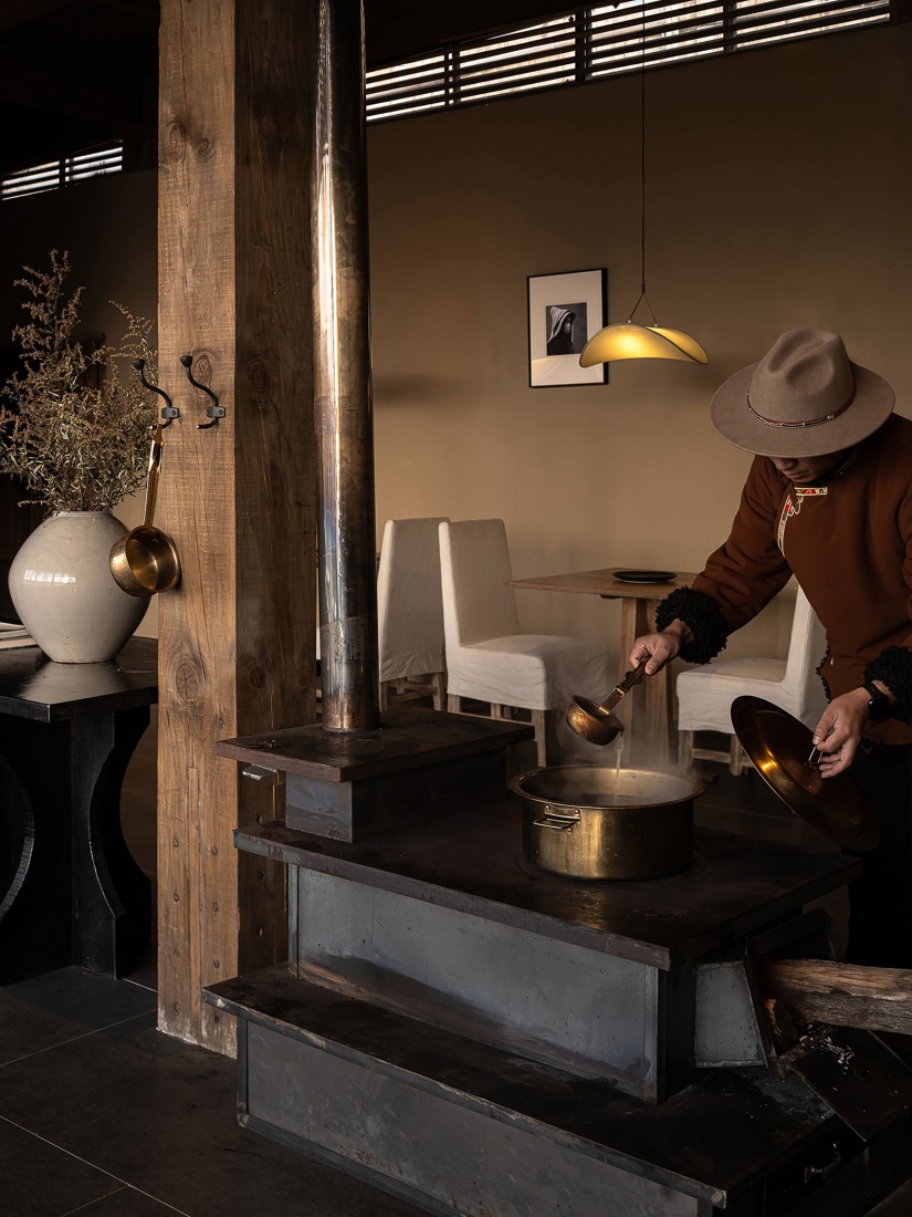 Hotel Songtsm Travel Jiuzhai por Thinking Design. Fotografía por You Pu.