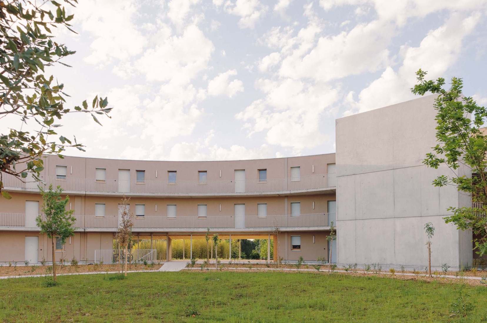 Social housing by Régis Roudil Architectes. Photograph by Bastien Treille.