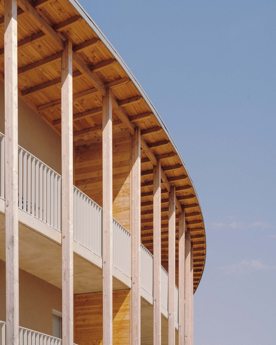 Social housing by Régis Roudil Architectes. Photograph by Bastien Treille.