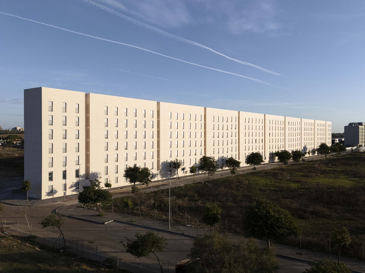 125 viviendas de protección oficial por Daroca Arquitectos + Práctica Arquitectura. Fotografía por Fernando Alda.  