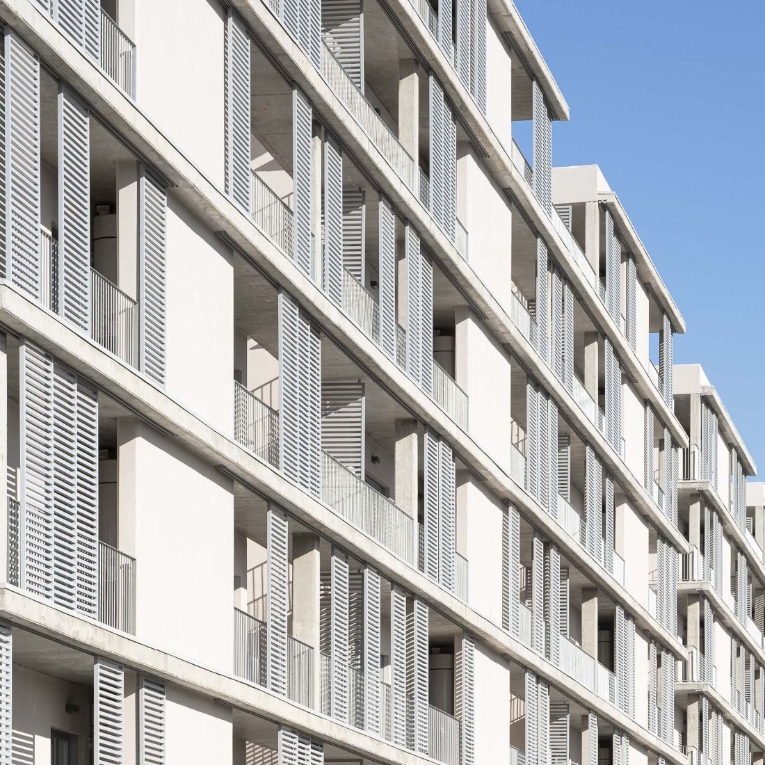 125 viviendas de protección oficial por Daroca Arquitectos + Práctica Arquitectura. Fotografía por Fernando Alda.  