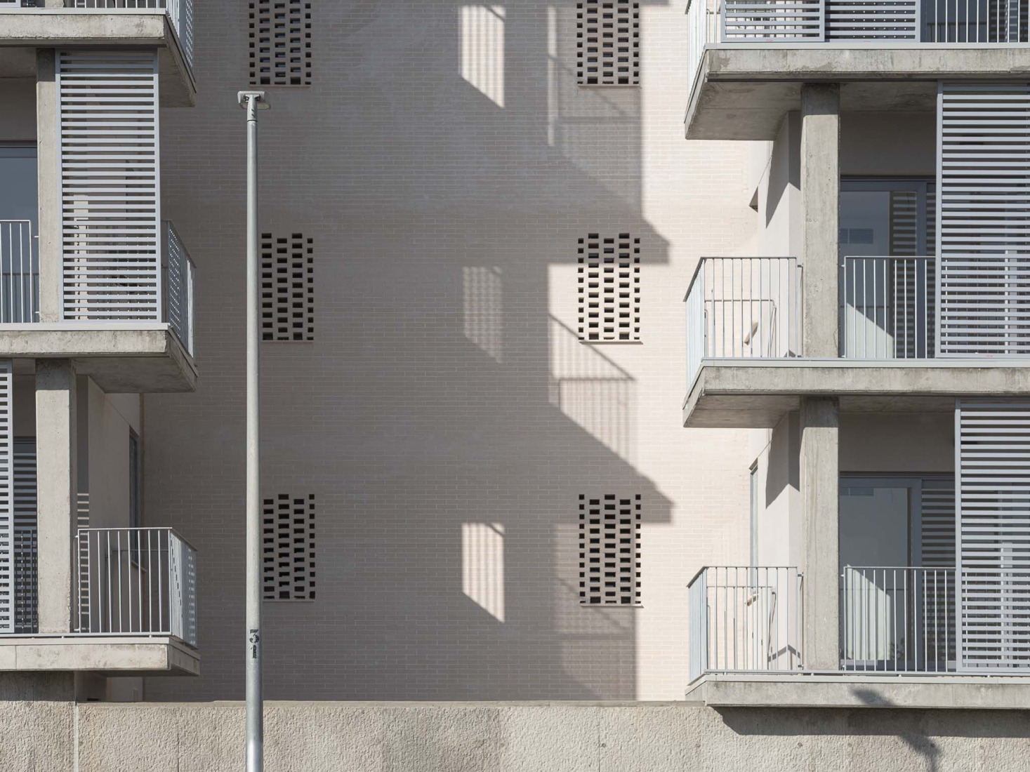 125 viviendas de protección oficial por Daroca Arquitectos + Práctica Arquitectura. Fotografía por Fernando Alda.  