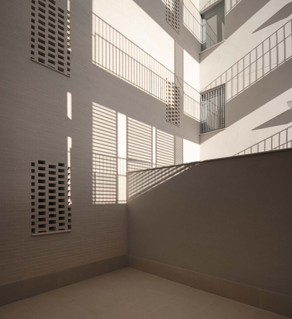 125 viviendas de protección oficial por Daroca Arquitectos + Práctica Arquitectura. Fotografía por Fernando Alda.  