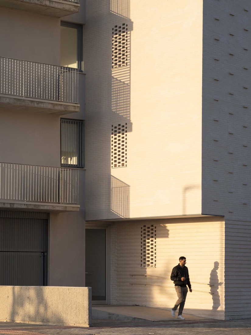 125 viviendas de protección oficial por Daroca Arquitectos + Práctica Arquitectura. Fotografía por Fernando Alda.  