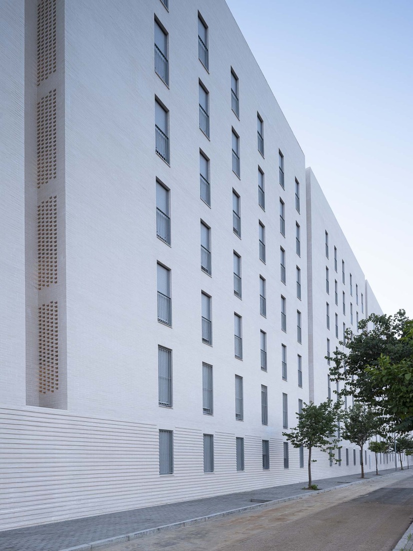 125 viviendas de protección oficial por Daroca Arquitectos + Práctica Arquitectura. Fotografía por Fernando Alda.  