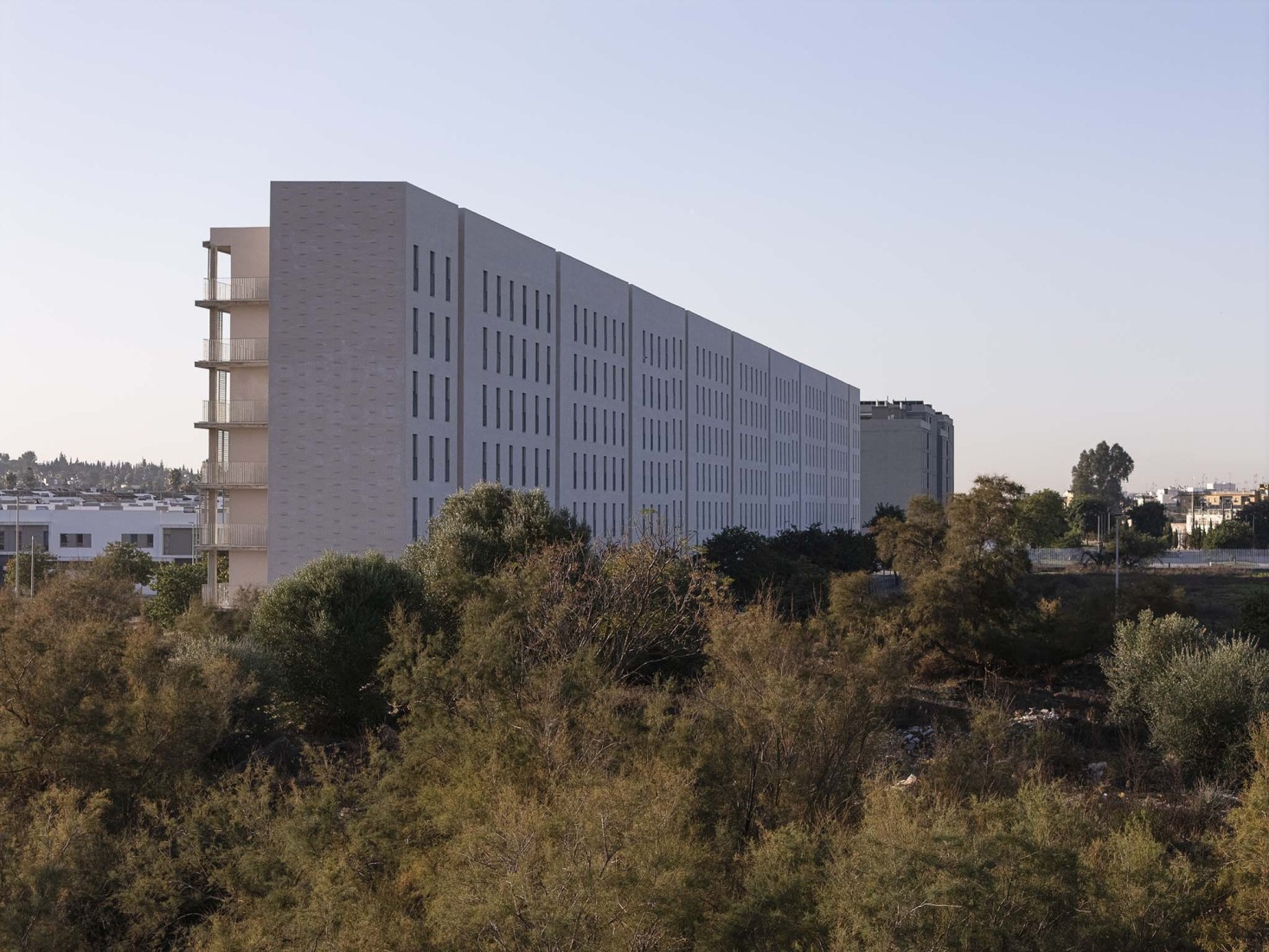 125 viviendas de protección oficial por Daroca Arquitectos + Práctica Arquitectura. Fotografía por Fernando Alda.  