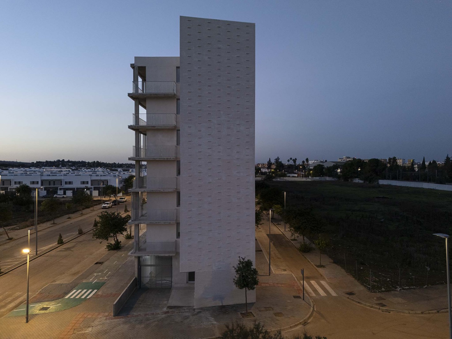 125 viviendas de protección oficial por Daroca Arquitectos + Práctica Arquitectura. Fotografía por Fernando Alda.  