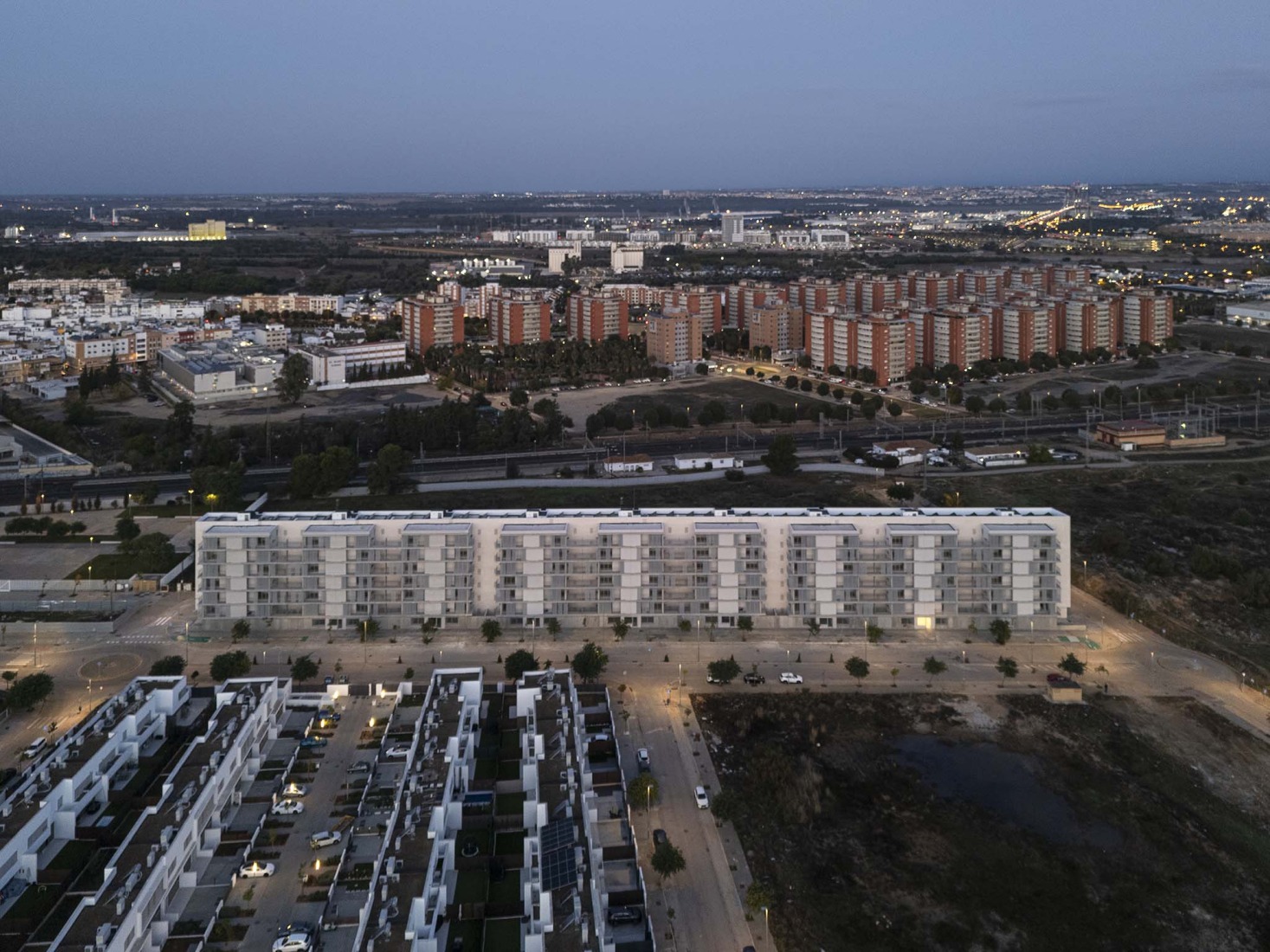 125 viviendas de protección oficial por Daroca Arquitectos + Práctica Arquitectura. Fotografía por Fernando Alda.  