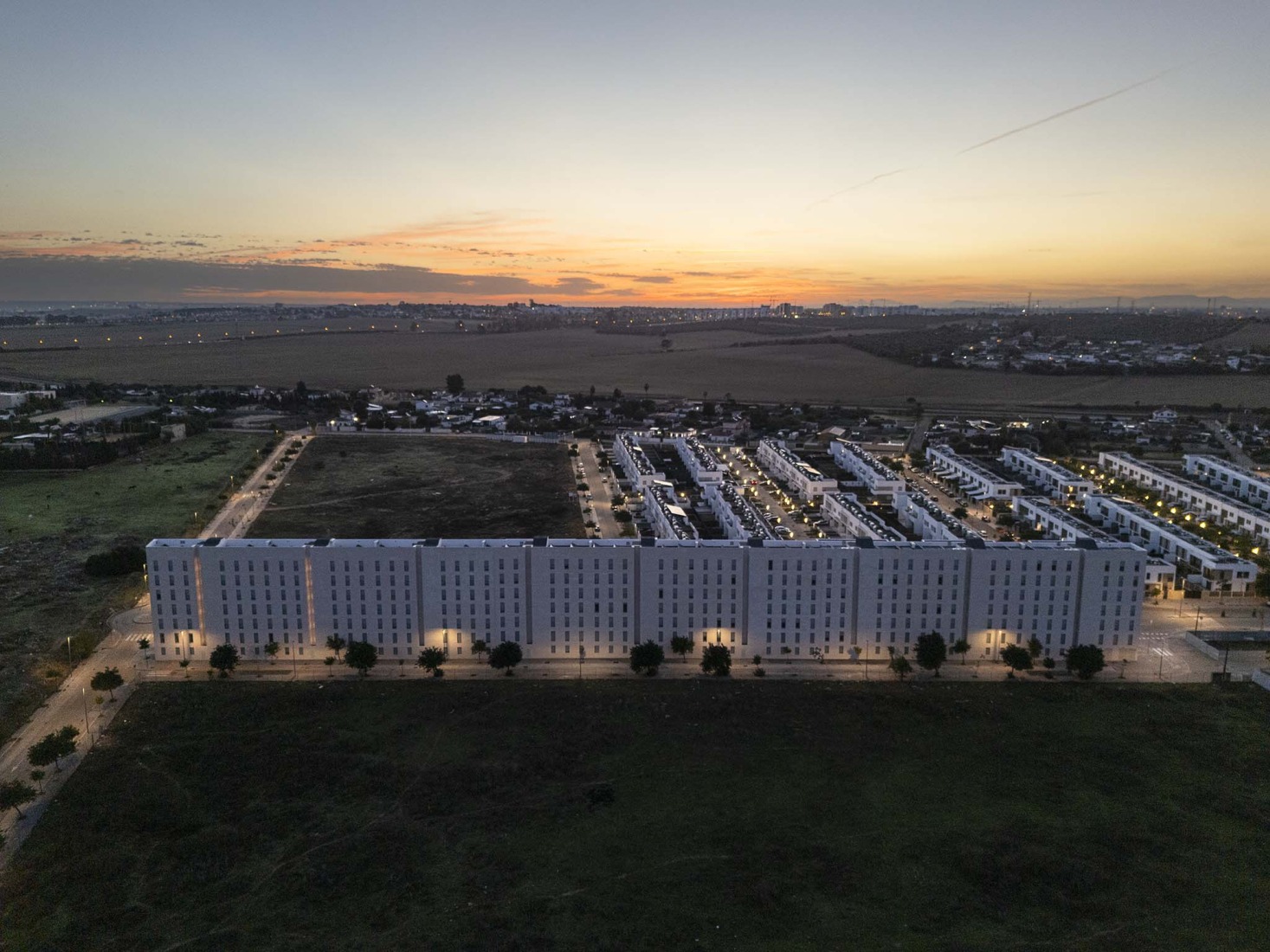 125 viviendas de protección oficial por Daroca Arquitectos + Práctica Arquitectura. Fotografía por Fernando Alda.  