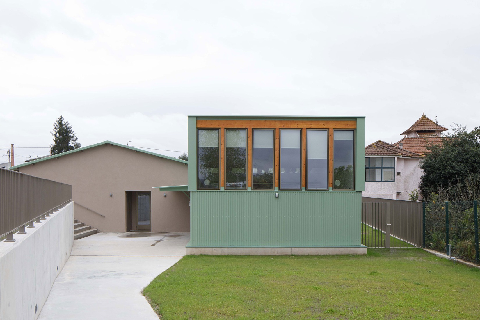 "Creche Modular em Madeira" by depA. Photograph by José Campos.