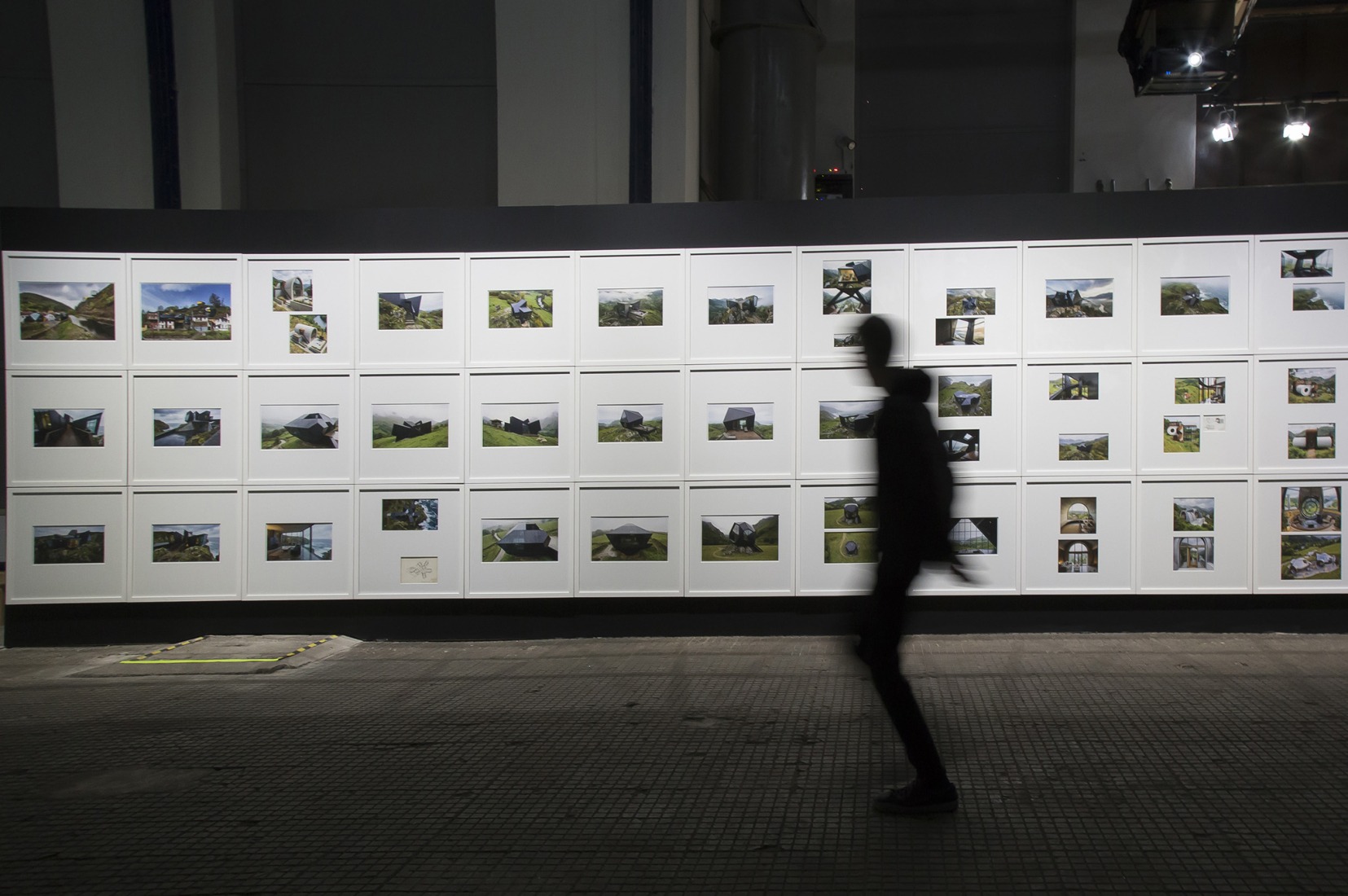 Exposición «La revuelta y la nieve» por Dionisio González. Fotografía por De la Puente fotoespacio. Cortesía de LEV Festival.
