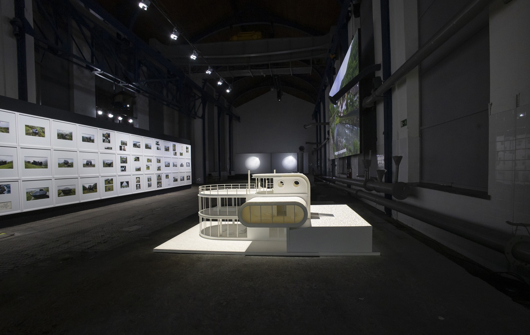 Exposición «La revuelta y la nieve» por Dionisio González. Fotografía por De la Puente fotoespacio. Cortesía de LEV Festival.