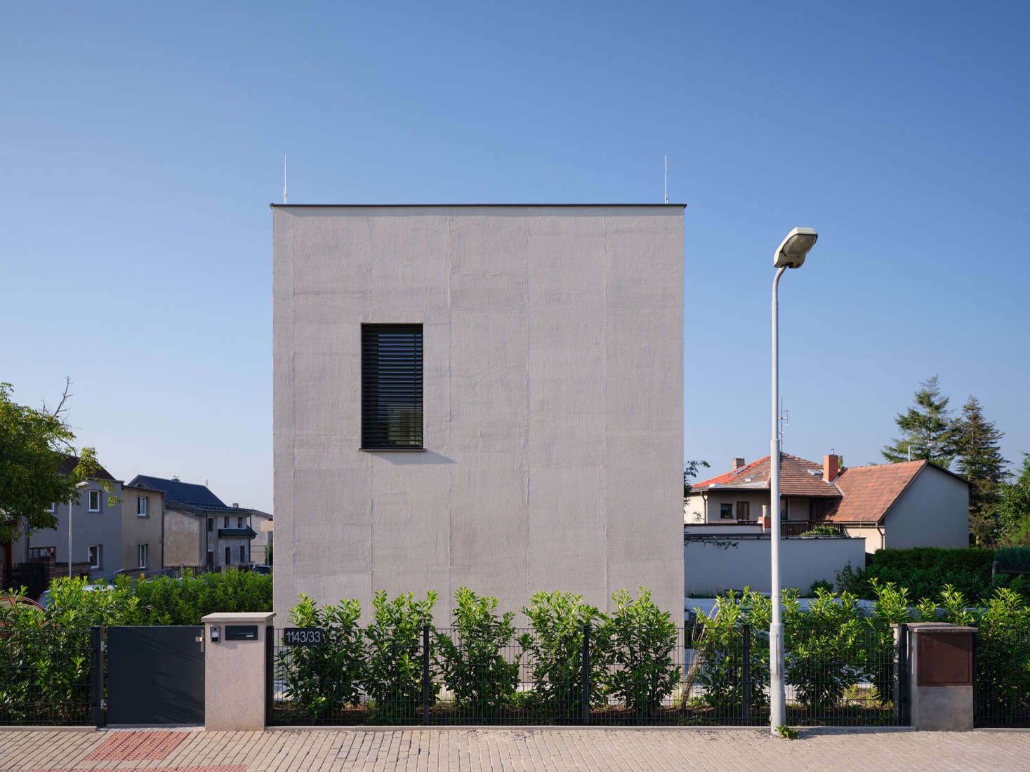 Casa en Čakovice por edit!. Fotografía por BoysPlayNice.