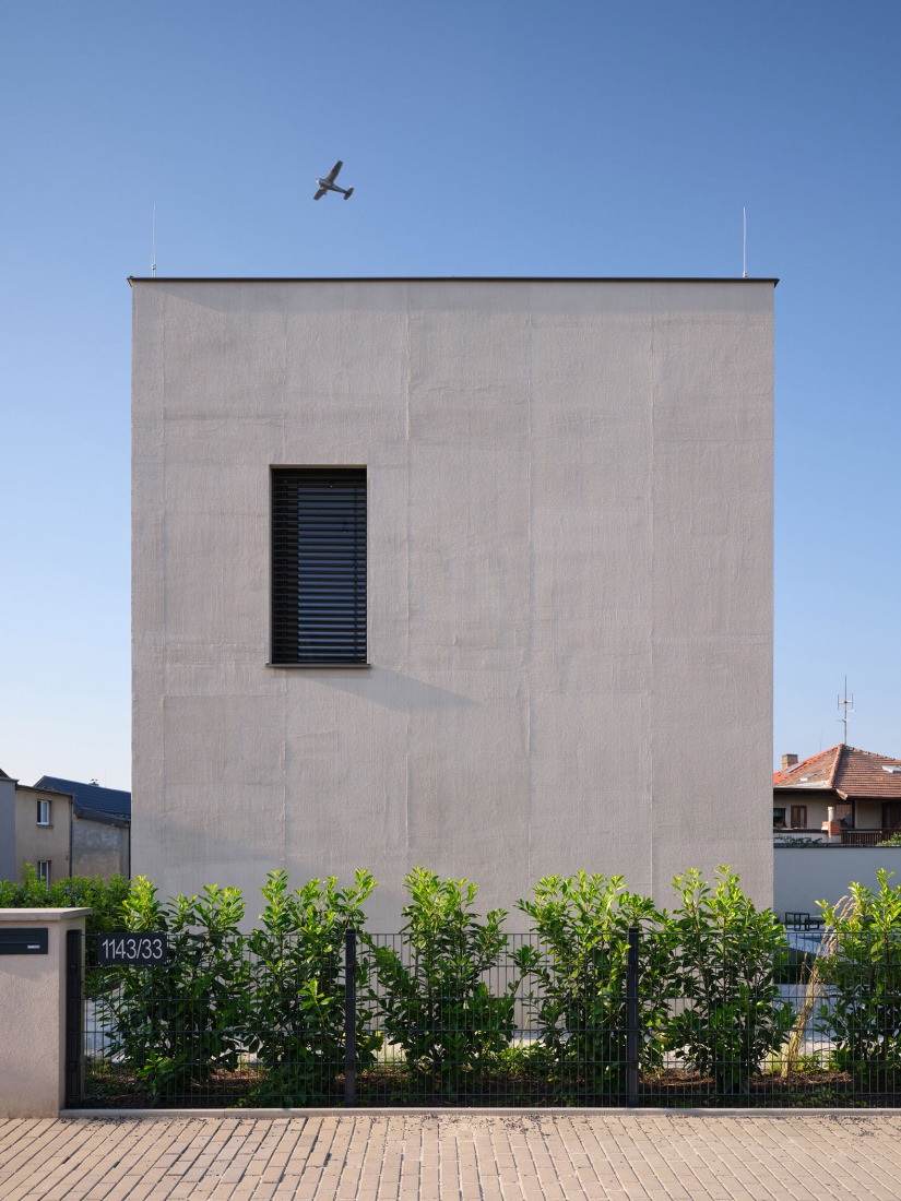 Casa en Čakovice por edit!. Fotografía por BoysPlayNice.