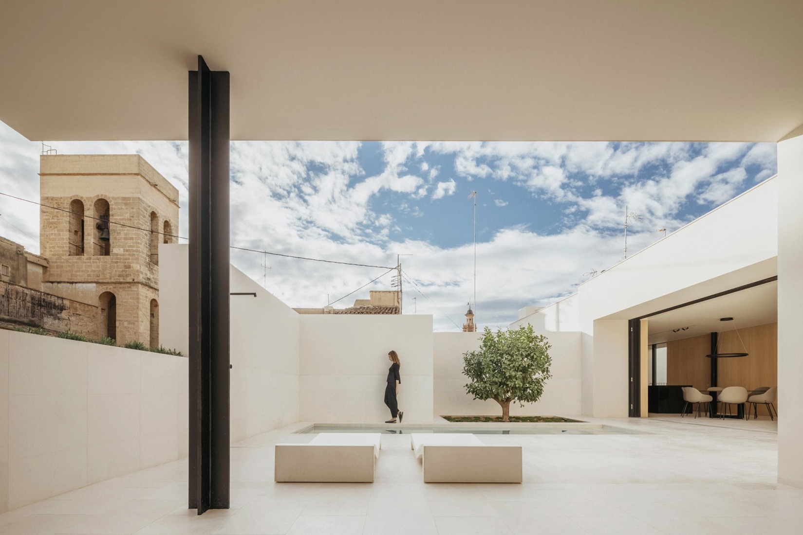 Edificio Viciana por José Fernández-Llebrez. Fotografía por Alejandro Gómez Vives.