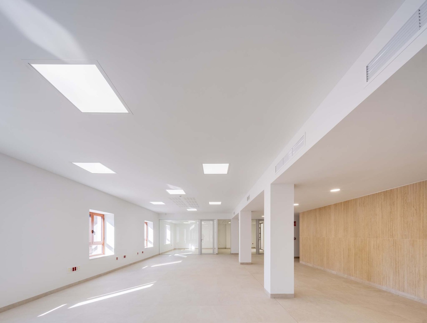 Rehabilitación del Edificio de los Antiguos Juzgados por Galiano Garrigós y Santiago Pastor. Fotografía por David Frutos.