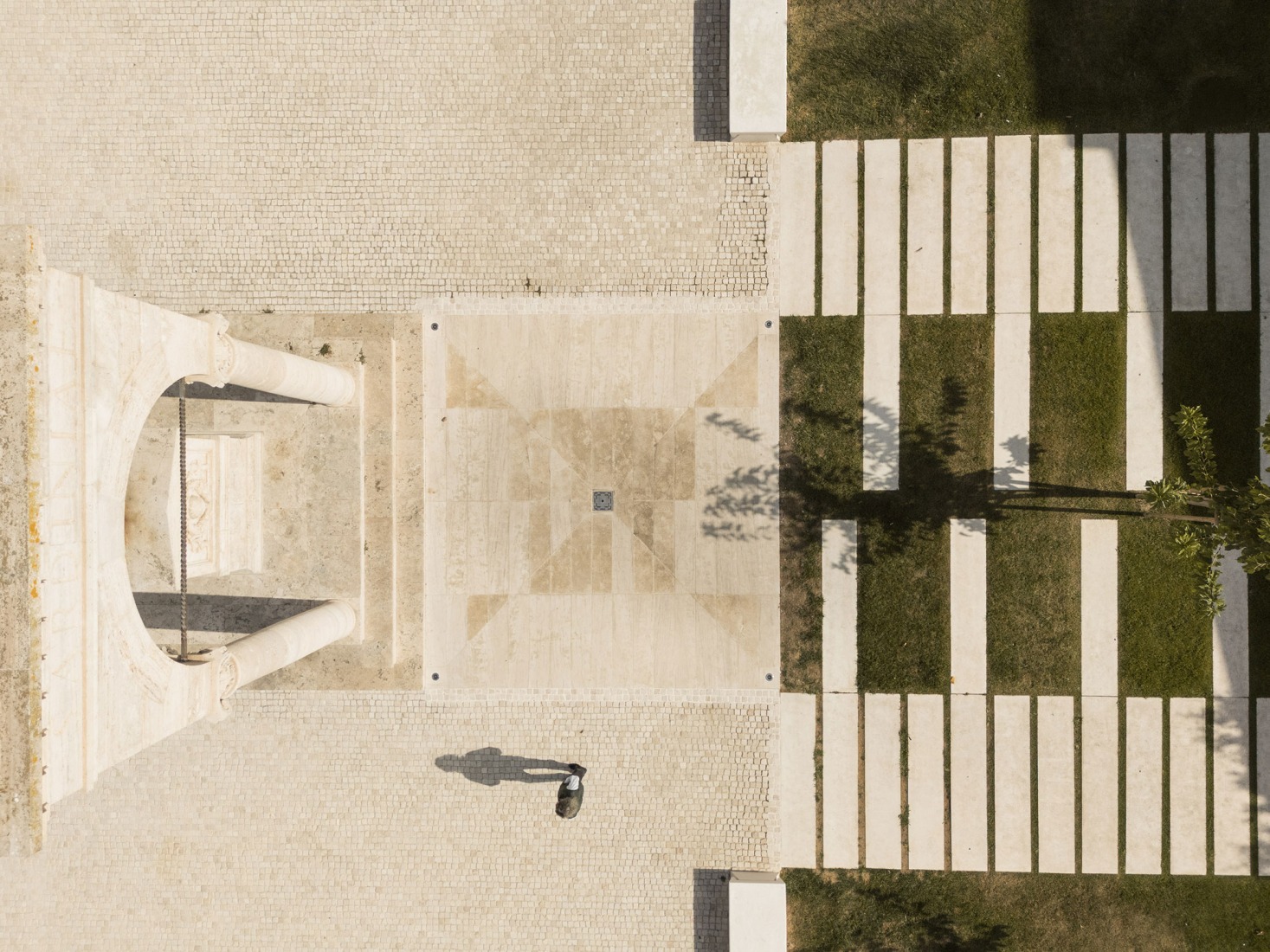 Piazza Mariano por Giulia de Appolonia. Fotografía por Filippo Poli.