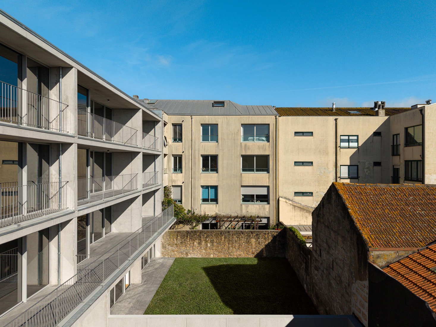 Hintze Ribeiro Multifamily Housing Building by Helder da Rocha Arquitectos. Photograph by Ivo Tavares Studio.