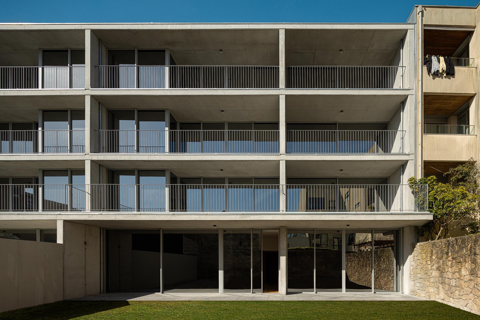 Hintze Ribeiro Multifamily Housing Building by Helder da Rocha Arquitectos. Photograph by Ivo Tavares Studio.