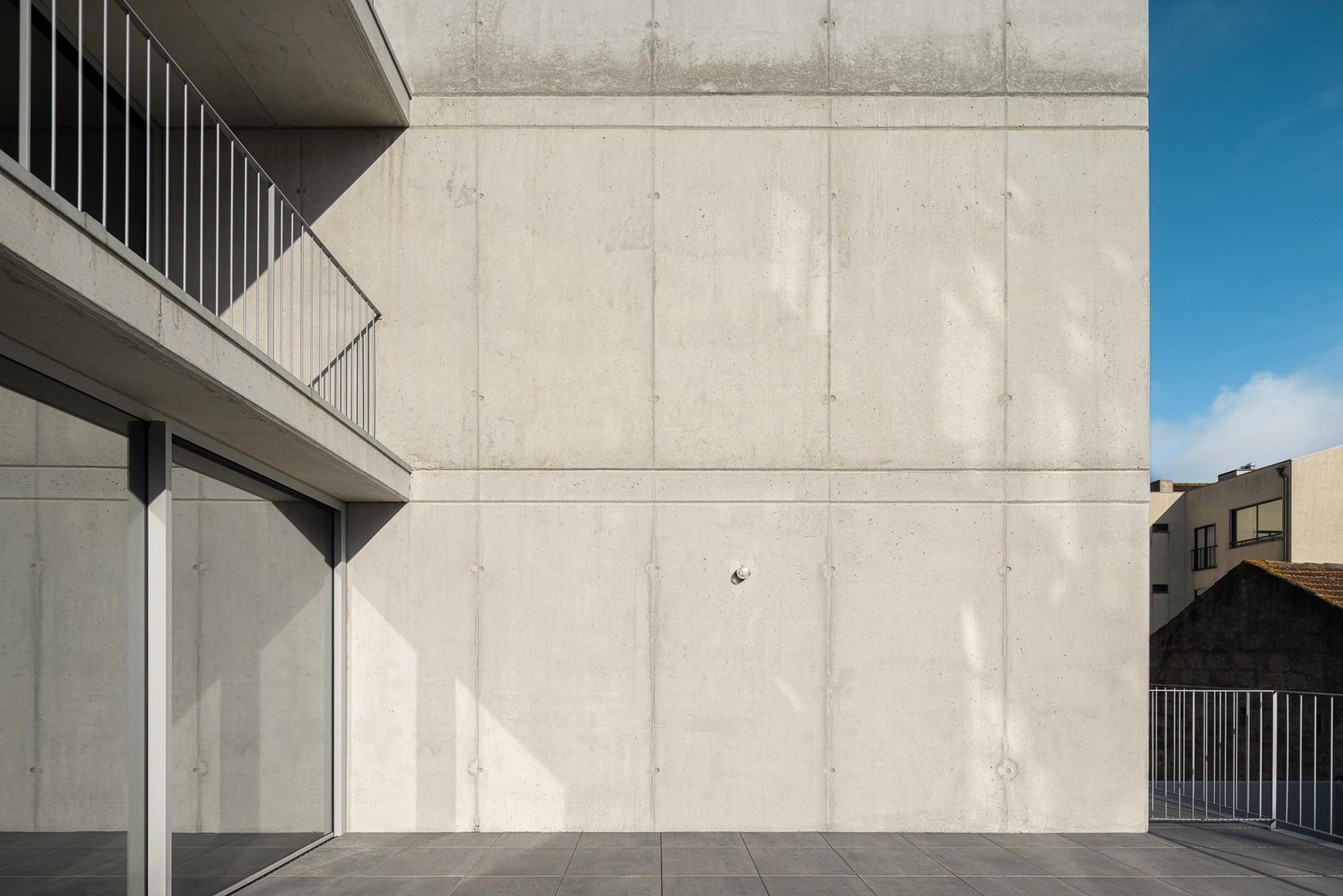 Hintze Ribeiro Multifamily Housing Building by Helder da Rocha Arquitectos. Photograph by Ivo Tavares Studio.