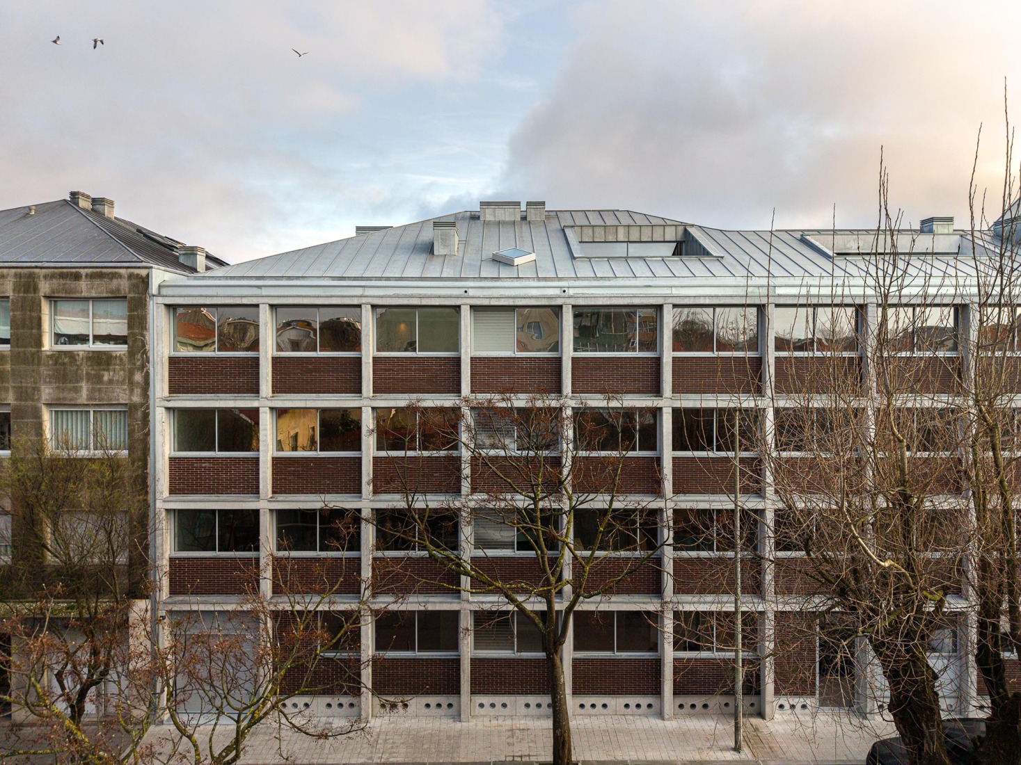 Hintze Ribeiro Multifamily Housing Building by Helder da Rocha Arquitectos. Photograph by Ivo Tavares Studio.
