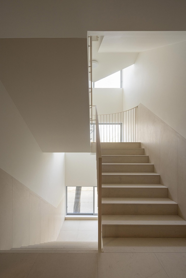 Hintze Ribeiro Multifamily Housing Building by Helder da Rocha Arquitectos. Photograph by Ivo Tavares Studio.