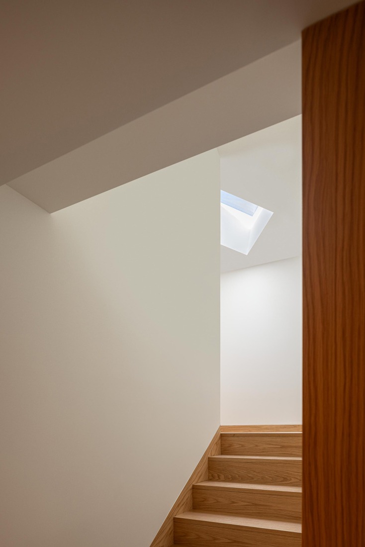 Hintze Ribeiro Multifamily Housing Building by Helder da Rocha Arquitectos. Photograph by Ivo Tavares Studio.