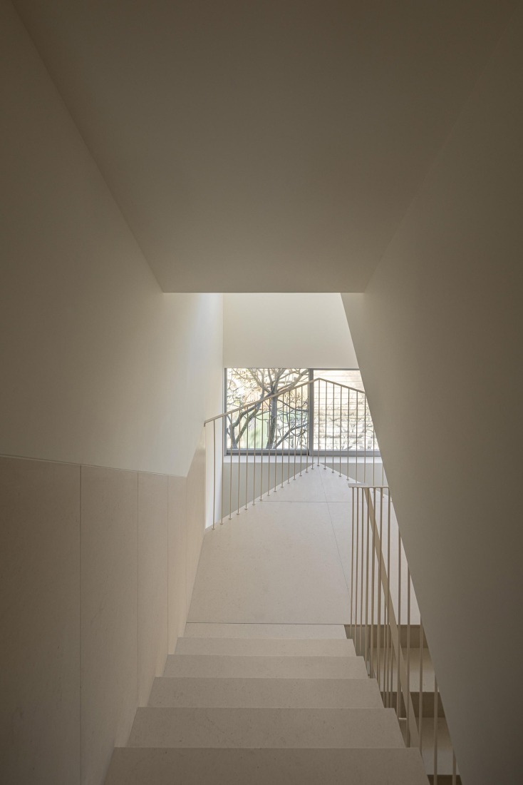 Hintze Ribeiro Multifamily Housing Building by Helder da Rocha Arquitectos. Photograph by Ivo Tavares Studio.