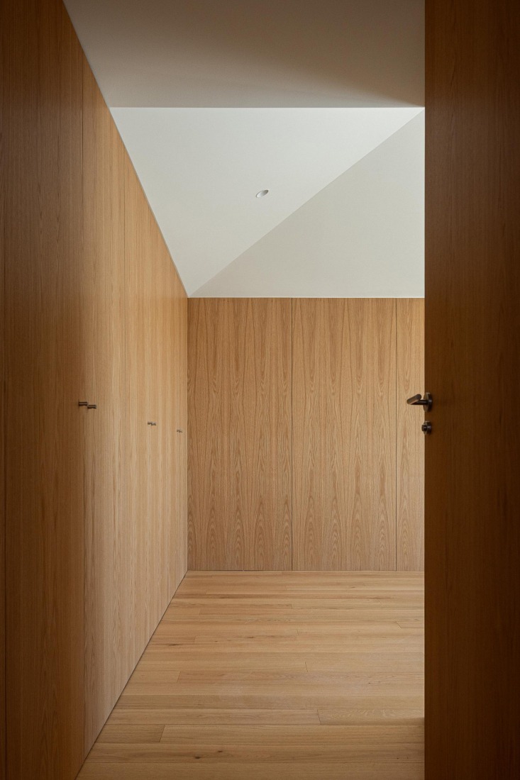 Hintze Ribeiro Multifamily Housing Building by Helder da Rocha Arquitectos. Photograph by Ivo Tavares Studio.