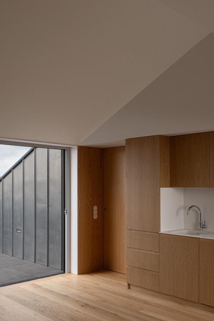 Hintze Ribeiro Multifamily Housing Building by Helder da Rocha Arquitectos. Photograph by Ivo Tavares Studio.