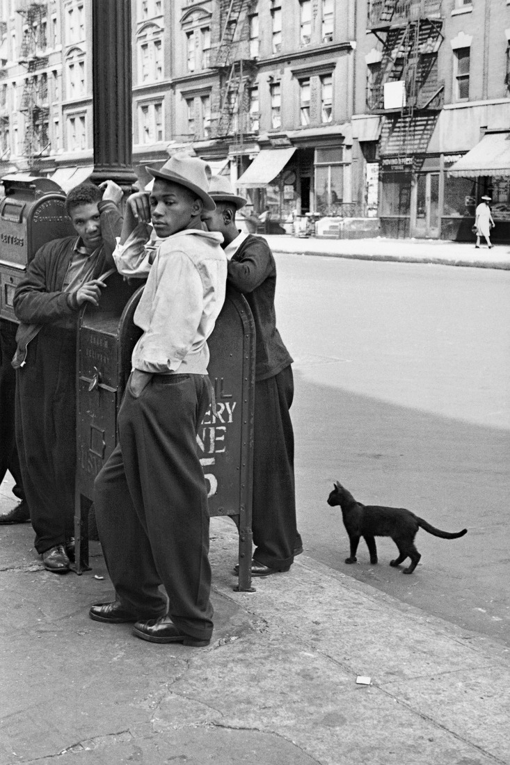 Helen Levitt, N.Y., ca. 1940. Courtesy of Film Documents LLC, via Zander Galerie.