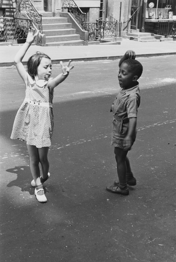 Helen Levitt, New York, ca. 1940. Courtesy of Film Documents LLC, via Zander Galerie.