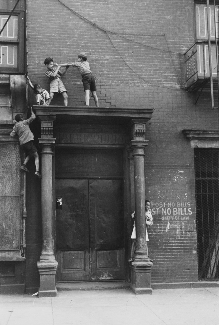 Helen Levitt, N.Y., ca. 1939. Courtesy of Film Documents LLC, via Zander Galerie.