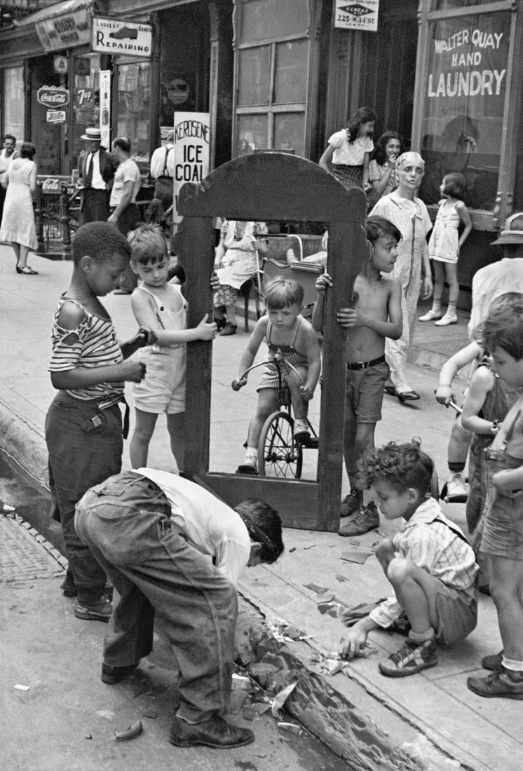 Helen Levitt, N.Y., ca. 1940. Courtesy of Film Documents LLC, via Zander Galerie.