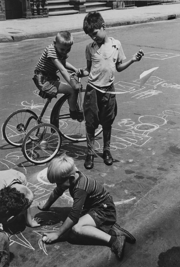 Helen Levitt, N.Y., ca. 1940. Courtesy of Film Documents LLC, via Zander Galerie.