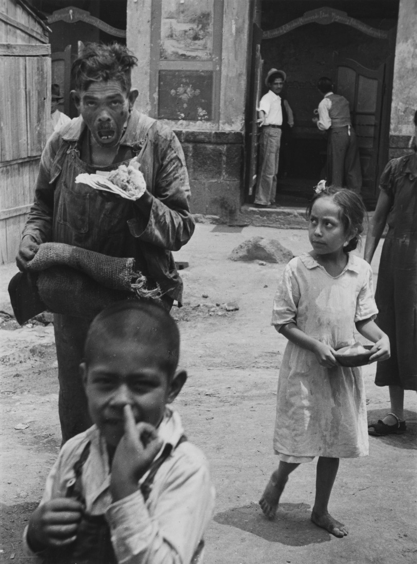 Helen Levitt, Mexico City, 1941. Courtesy of Film Documents LLC, via Zander Galerie.