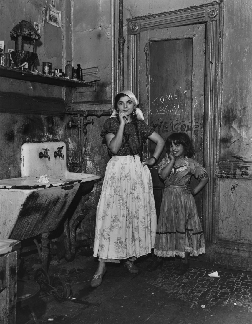 Helen Levitt, N.Y., ca. 1939. Courtesy of Film Documents LLC, via Zander Galerie.
