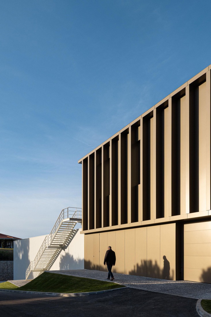 Nuevo edificio de la sede de la PRF por Impare Arquitectura. Fotografía por Ivo Tavares Studio.