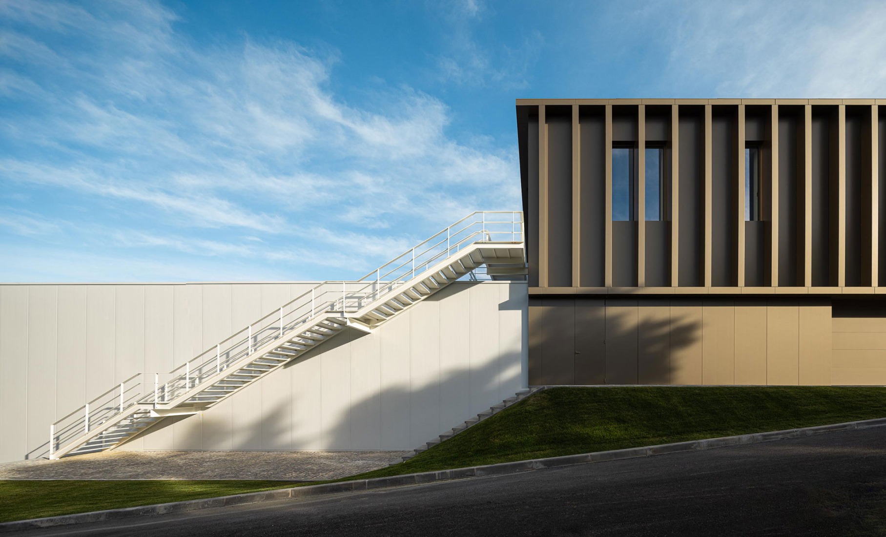 Nuevo edificio de la sede de la PRF por Impare Arquitectura. Fotografía por Ivo Tavares Studio.
