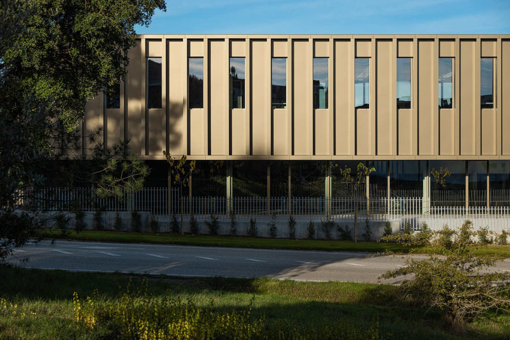 Nuevo edificio de la sede de la PRF por Impare Arquitectura. Fotografía por Ivo Tavares Studio.
