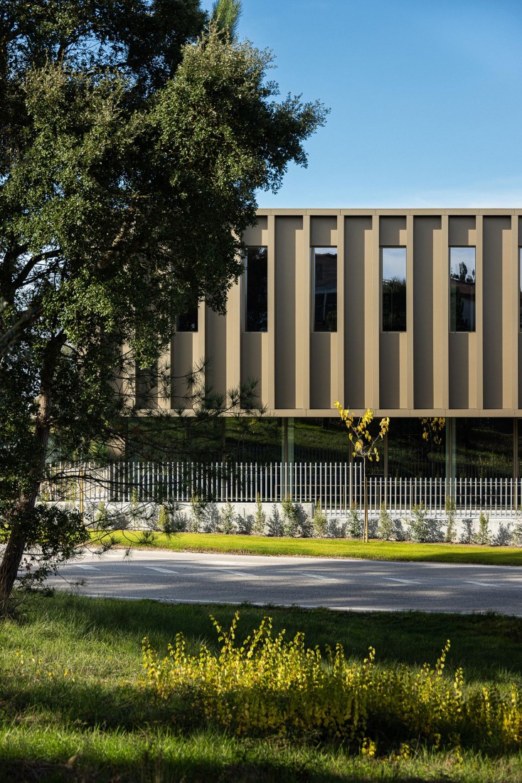 Nuevo edificio de la sede de la PRF por Impare Arquitectura. Fotografía por Ivo Tavares Studio.